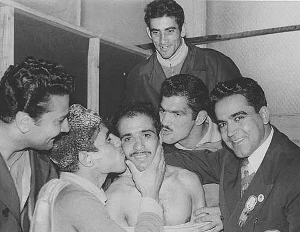 عکس | بوسه تاریخی دنیای حبیبی در حضور صاحب باشگاه Esteghlal