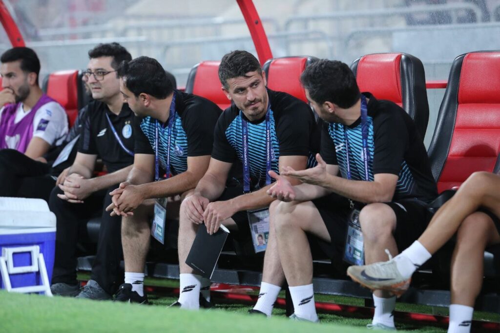 عکس وریا غفوری روی نیمکت استقلال آسیا نشست