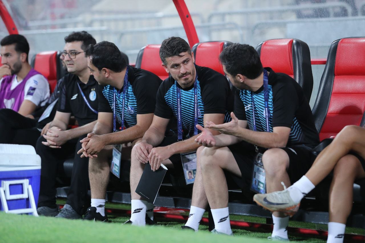 عکس وریا غفوری روی نیمکت استقلال آسیا نشست