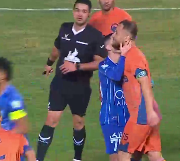 عکس بوسه جنجالی ستاره استقلال به حریف ناشناس