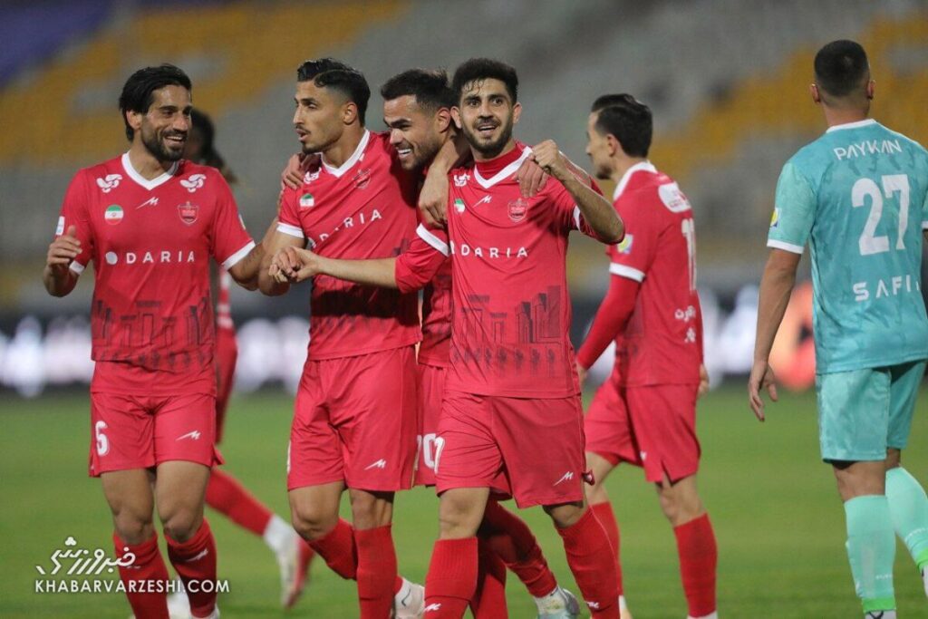 پرسپولیس منتظر لغزش مدعیان است. رقابت برای تصاحب بالای جدول داغ شد