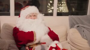 عکس ارلینگ هالند بابا نوئل شد; غول کودک شگفت انگیز خنده دار برای کودکان بریتانیایی